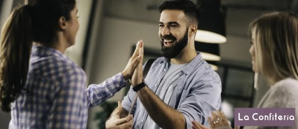 Personas alegres chocando las manos